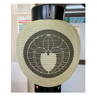 丸に下がり藤 薄墨